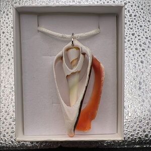 Elegant Shell Pendant Necklace